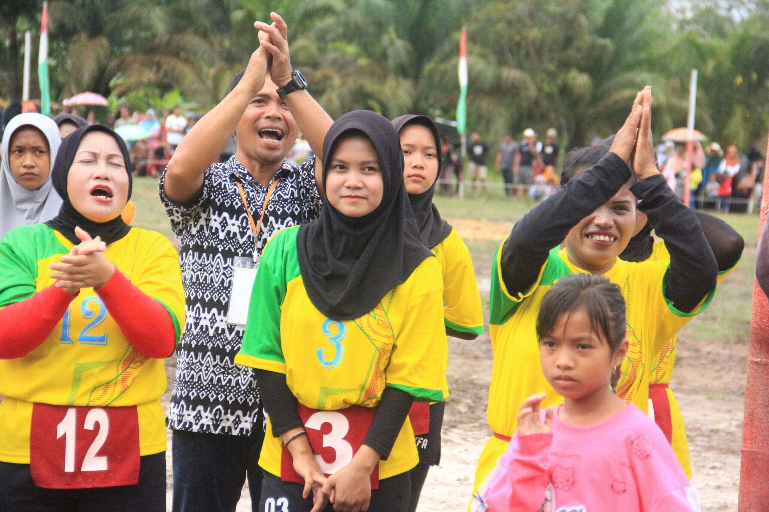 Para peserta final bola kasti di Desa Sijang, Kecamatan Galing, Kabupaten Sambas, Minggu (12/02/2023). (Foto: Biro Adpim For KalbarOnline.com)