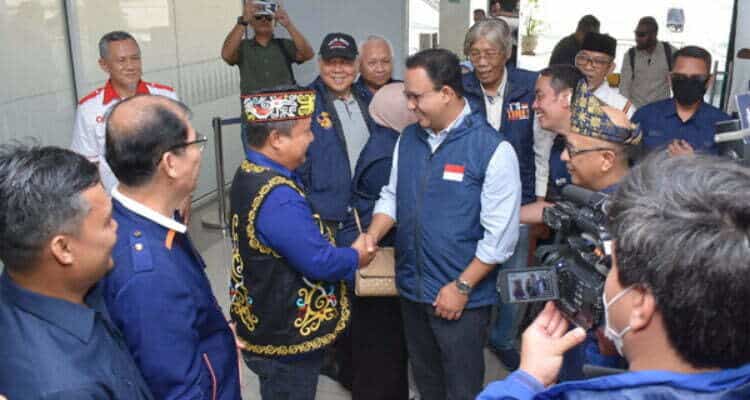 Bakal Calon Presiden Anies Baswedan saat disambut kedatangannya di Bandara Internasional Supadio oleh para pendukung, simpatisan dan simpul relawannya