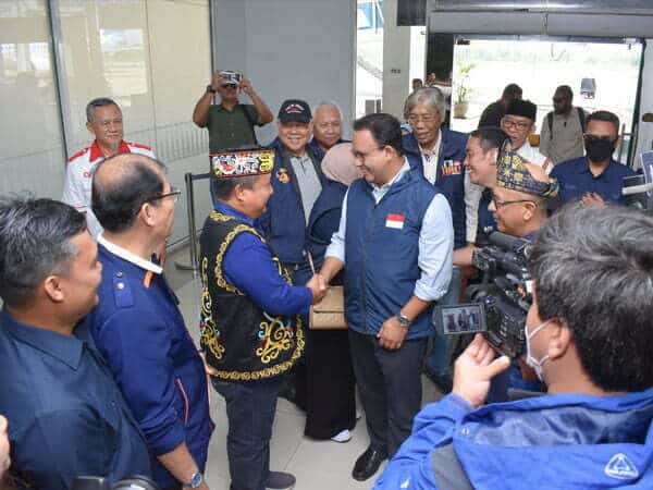 Bakal Calon Presiden Anies Baswedan saat disambut kedatangannya di Bandara Internasional Supadio oleh para pendukung, simpatisan dan simpul relawannya