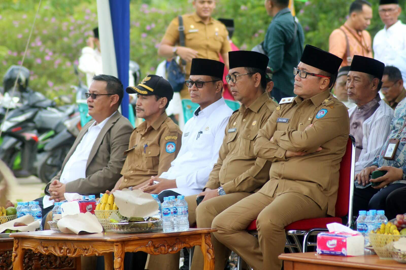 Sejumlah tamu undangan menghadiri prosesi seremonial peletakkan batu pertama pembangunan Pendopo Pemakaman Raudhatul Jannah. (Foto: Biro Adpim For KalbarOnline.com)