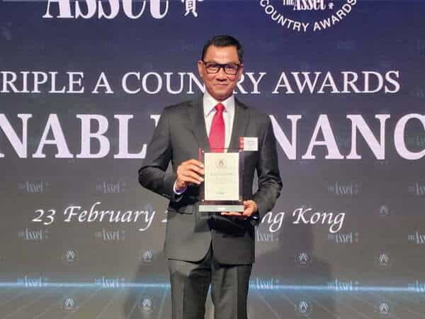 Direktur Utama PLN, Darmawan Prasodjo saat menerima penghargaan The Best Green Loan pada ajang internasional Triple A Country Awards for Sustainable Finance 2022 dari The Asset di Hongkong