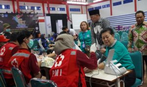 Aksi donor darah dalam rangkaian Reuni Akbar Seluruh Angkatan dan HUT ke-50 SMANSA 1 Putussibau. (Foto: Ishaq)