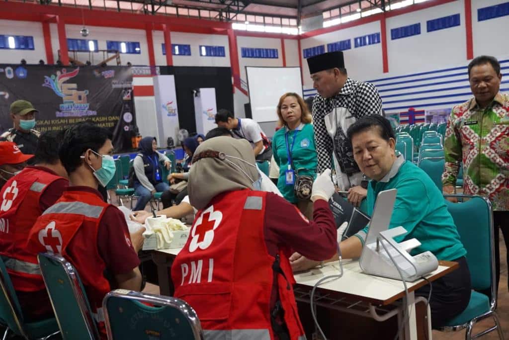Aksi donor darah dalam rangkaian Reuni Akbar Seluruh Angkatan dan HUT ke-50 SMANSA 1 Putussibau. (Foto: Ishaq)