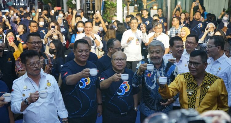 Bupati Kayong Utara, Citra Duani berfoto bersama di sela-sela menghadiri acara pembukaan festival kopi nusantara 2023, di Gedung Media Group Network (MGN), Rabu (01/02/2023). (Foto: Jauhari)
