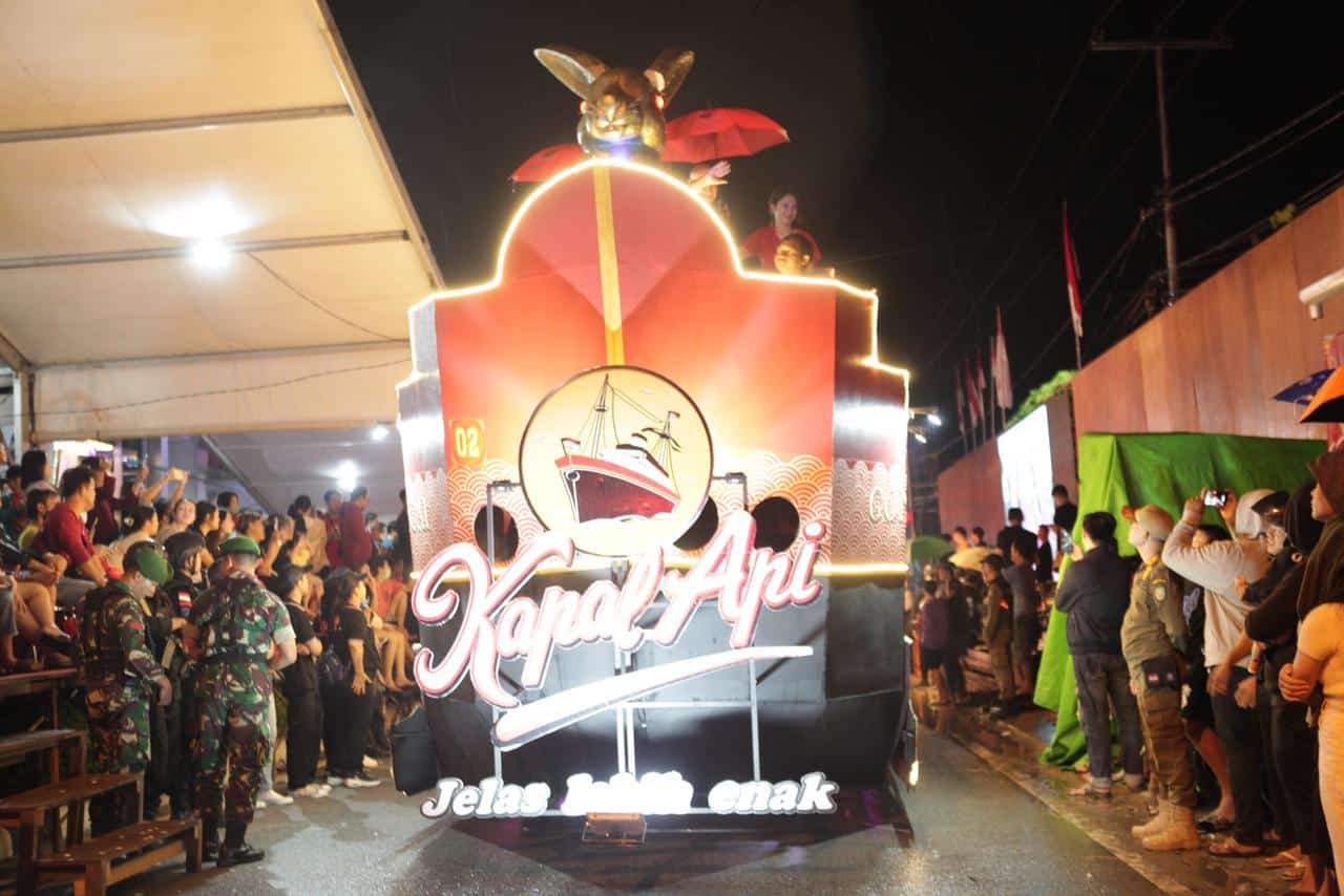 Kendaraan hias brand Kopi Kapal Api turut memeriahkan pawai lampion Cap Go Meh 2574 di Kota Singkawang, Jumat (03/02/2023) malam. (Foto: Jauhari)