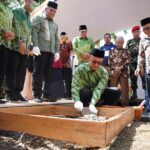 Wali Kota Pontianak, Edi Rusdi Kamtono meletakkan batu pertama pembangunan RS PKU Muhammadiyah Pontianak, Sabtu (04/02/2023). (Foto: Prokopim For KalbarOnline.com)