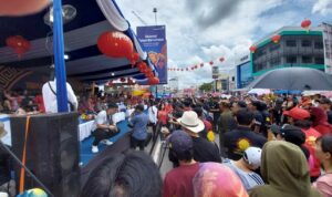 Warga memadati Jalan Gajah Mada guna menyaksikan Karnaval Naga dan Barongsai. (Prokopim/Kominfo For KalbarOnline.com)