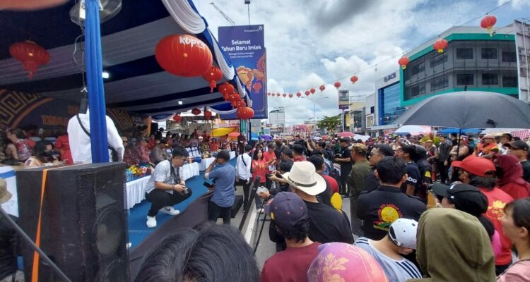 Warga memadati Jalan Gajah Mada guna menyaksikan Karnaval Naga dan Barongsai. (Prokopim/Kominfo For KalbarOnline.com)