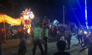 Pawai lampion, naga dan barongsai dalam rangka perayaan Cap Go Meh 2574 Kongzili tahun 2023 di Putussibau, Kabupaten Kapuas Hulu berjalan kondusif, Sabtu (04/02/2023) malam. (Foto: Ishaq)