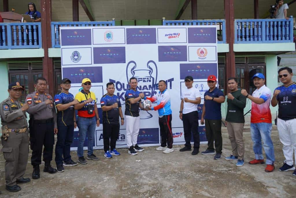 Wakil Bupati Kapuas Hulu, Wahyudi Hidayat befoto bersama di sela-sela membuka Open Tournament Kompak Cup 2023 di Gor Uncak Kapuas, Putussibau Kota, Minggu (05/02/2023). (Foto: Ishaq)