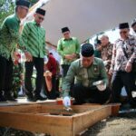 Sekda Kalbar, Harisson melakukan peletakan batu pertama pembangunan RS PKU Muhammadiyah Pontianak, pada Sabtu (04/02/2023). (Foto: Biro Adpim For KalbarOnline.com)