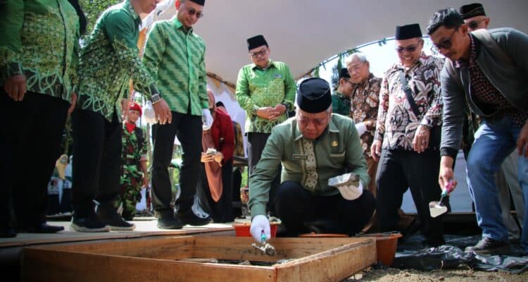 Sekda Kalbar, Harisson melakukan peletakan batu pertama pembangunan RS PKU Muhammadiyah Pontianak, pada Sabtu (04/02/2023). (Foto: Biro Adpim For KalbarOnline.com)