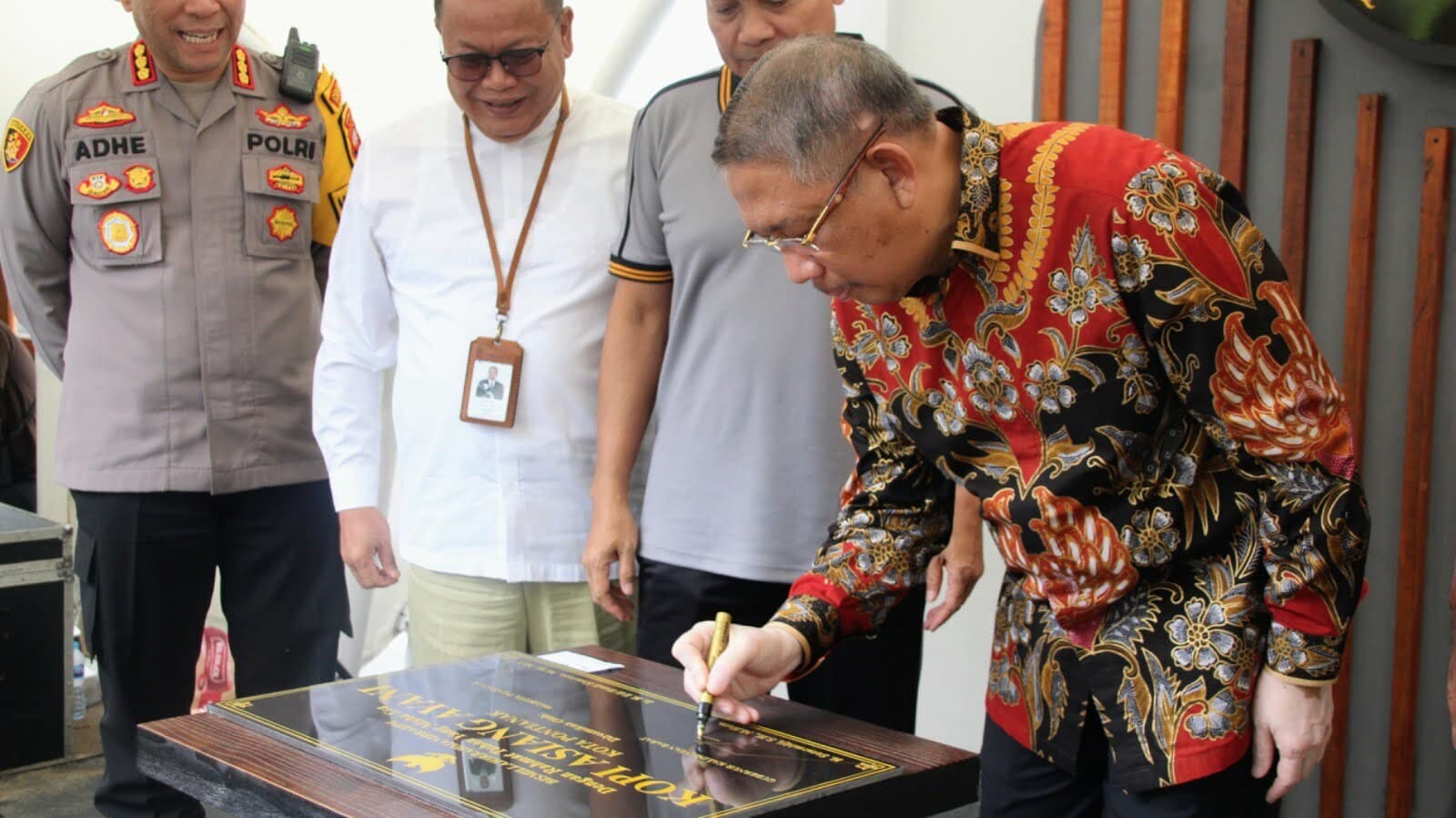 Gubernur Kalbar, Sutarmidji menandatangani prasati Gerai Warung Kopi Asiang di Jalan Ahmad Yani, Kota Pontianak, Jumat (03/01/2023). (Foto: Biro Adpim For KalbarOnline.com)