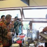 Gubernur Kalbar, Sutarmidji melihat proses pembutan kopi di Gerai Warung Kopi Asiang, Jalan Ahmad Yani, Kota Pontianak, Jumat (03/01/2023). (Foto: Biro Adpim For KalbarOnline.com)