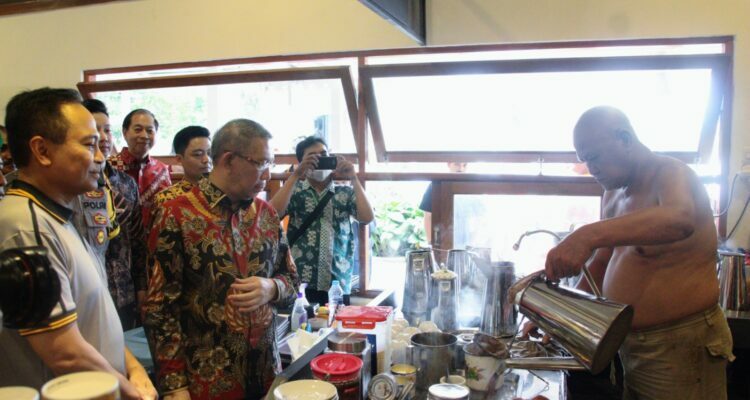Gubernur Kalbar, Sutarmidji melihat proses pembutan kopi di Gerai Warung Kopi Asiang, Jalan Ahmad Yani, Kota Pontianak, Jumat (03/01/2023). (Foto: Biro Adpim For KalbarOnline.com)
