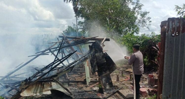 Kondis rumah kosong yang terbakar di Jalan Parit Haji Muksin 2, Desa Parit Baru, Kecamatan Sungai Raya, Kabupaten Kubu Raya. (Foto: Jauhari)