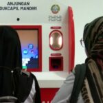Warga mulai memanfaatkan mesin Anjungan Dukcapil Mandiri (ADM) untuk mencetak dokumen kependudukan. (Foto: Pprokopim For KalbarOnline.com)