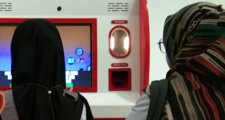 Warga mulai memanfaatkan mesin Anjungan Dukcapil Mandiri (ADM) untuk mencetak dokumen kependudukan. (Foto: Pprokopim For KalbarOnline.com)