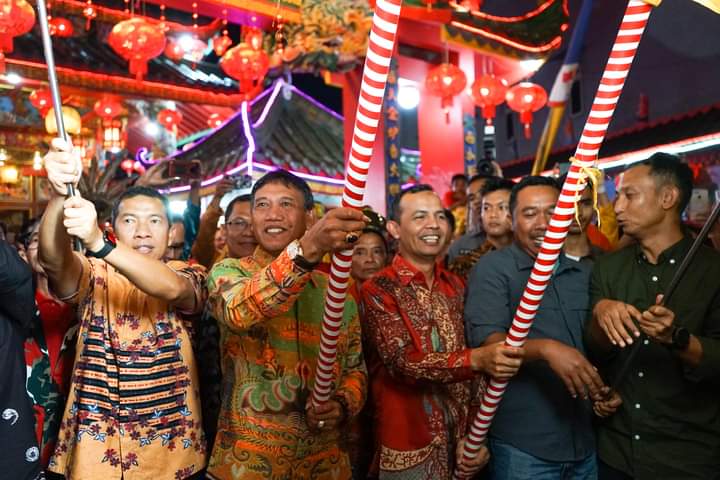 Wakil Bupati Ketapang, Farhan melepas Pawai Cap Go Meh, pada Minggu (05/02/2023) malam. (Foto: Adi LC)