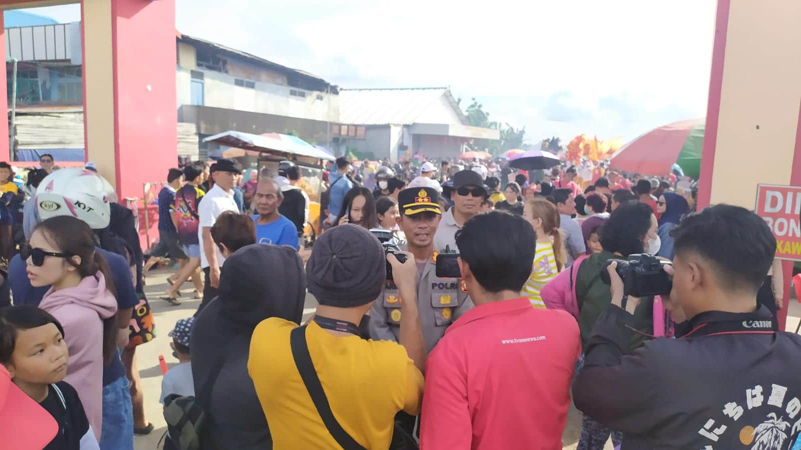 Kapolres Kubu Raya, AKBP Arief Hidayat memberikan keterangan pers di sela-sela memantau langsung jalannya prosesi ritual pembakaran naga di Yayasan Bhakti Suci. (Foto: Jauhari)