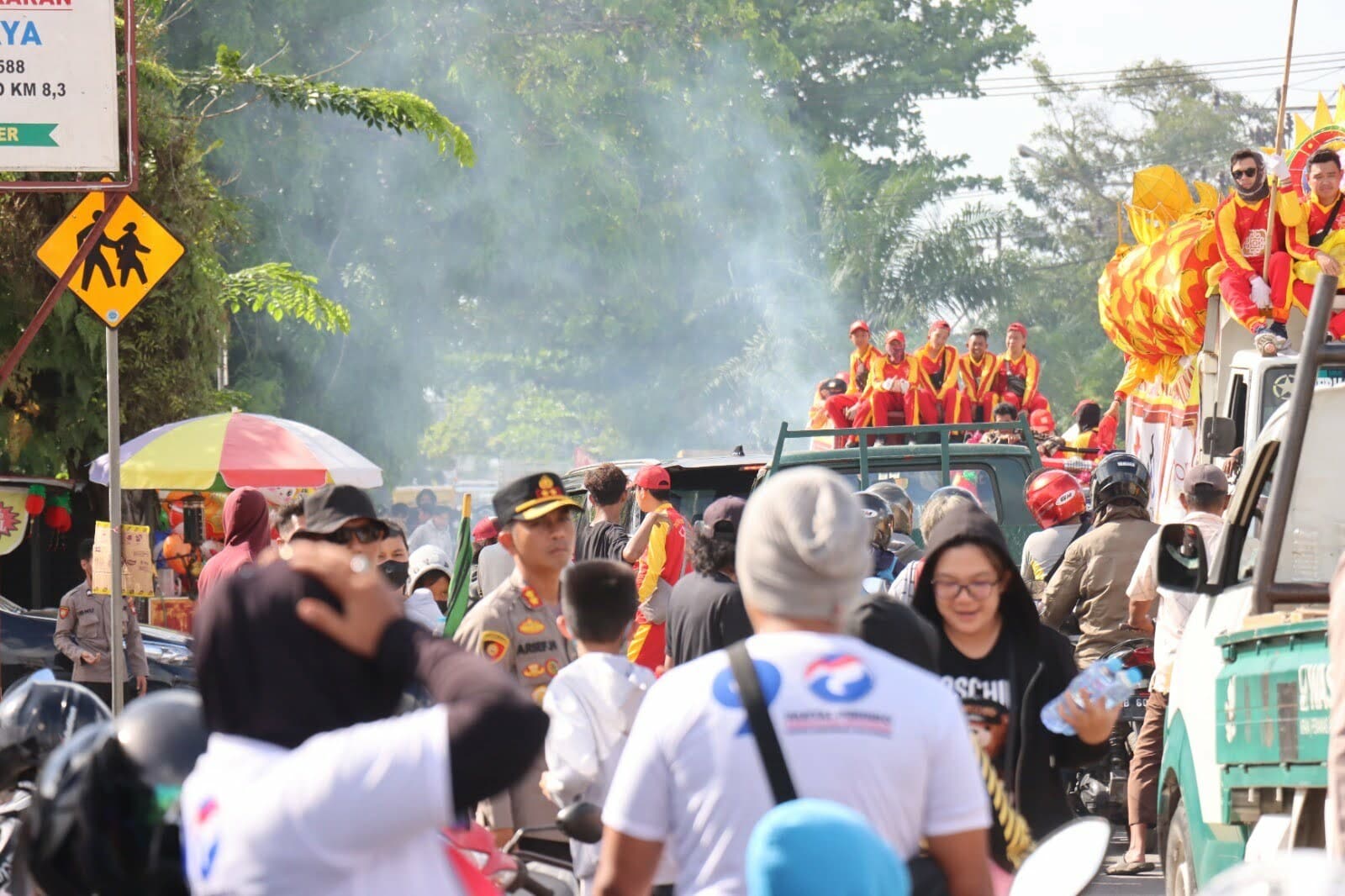 Kapolres Kubu Raya, AKBP Arief Hidayat memantau langsung jalannya prosesi ritual pembakaran naga di Yayasan Bhakti Suci. (Foto: Jauhari)