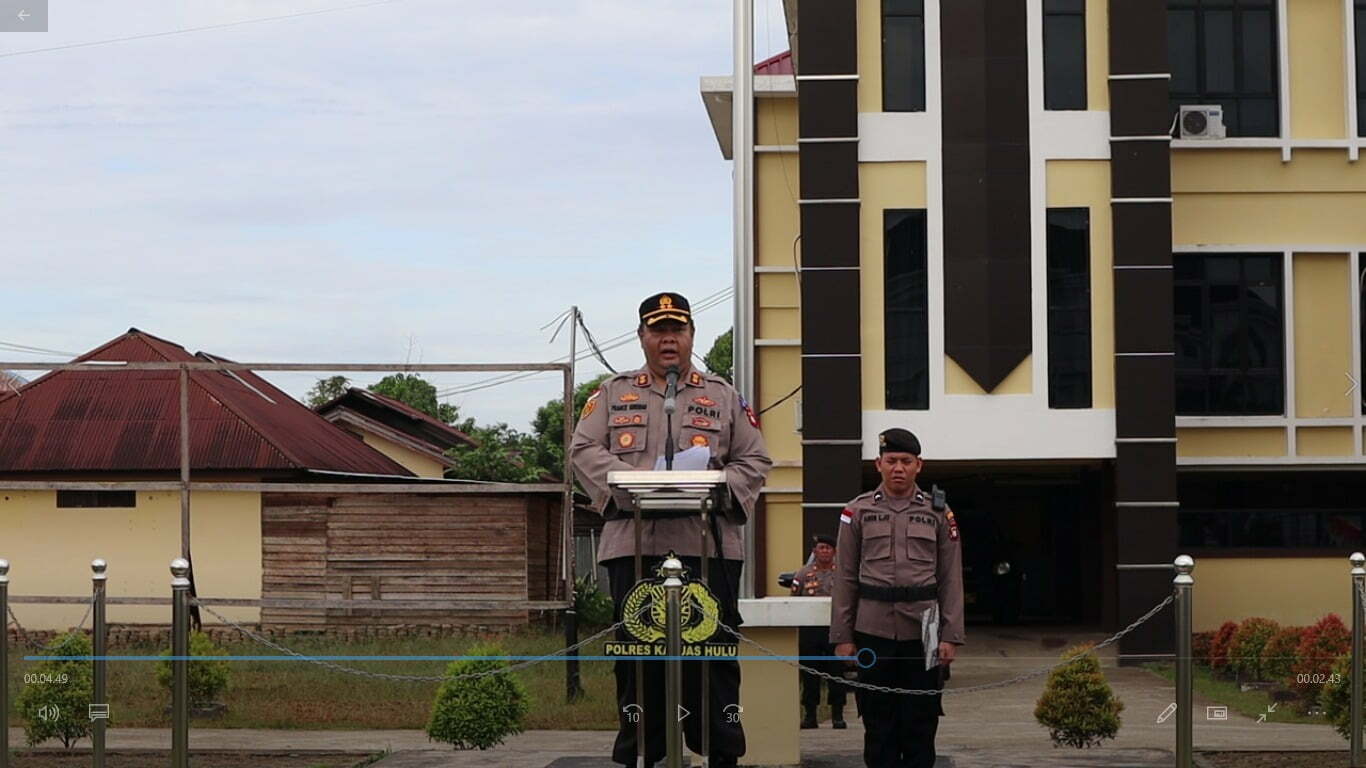 Kapolres Kapuas Hulu, AKBP France Yohanes Siregar membacakan amanat Kapolda Kalbar pada apel gelar pasukan Operasi Keselamatan Kapuas 2023, Selasa (07/02/2023). (Foto: Ishaq)