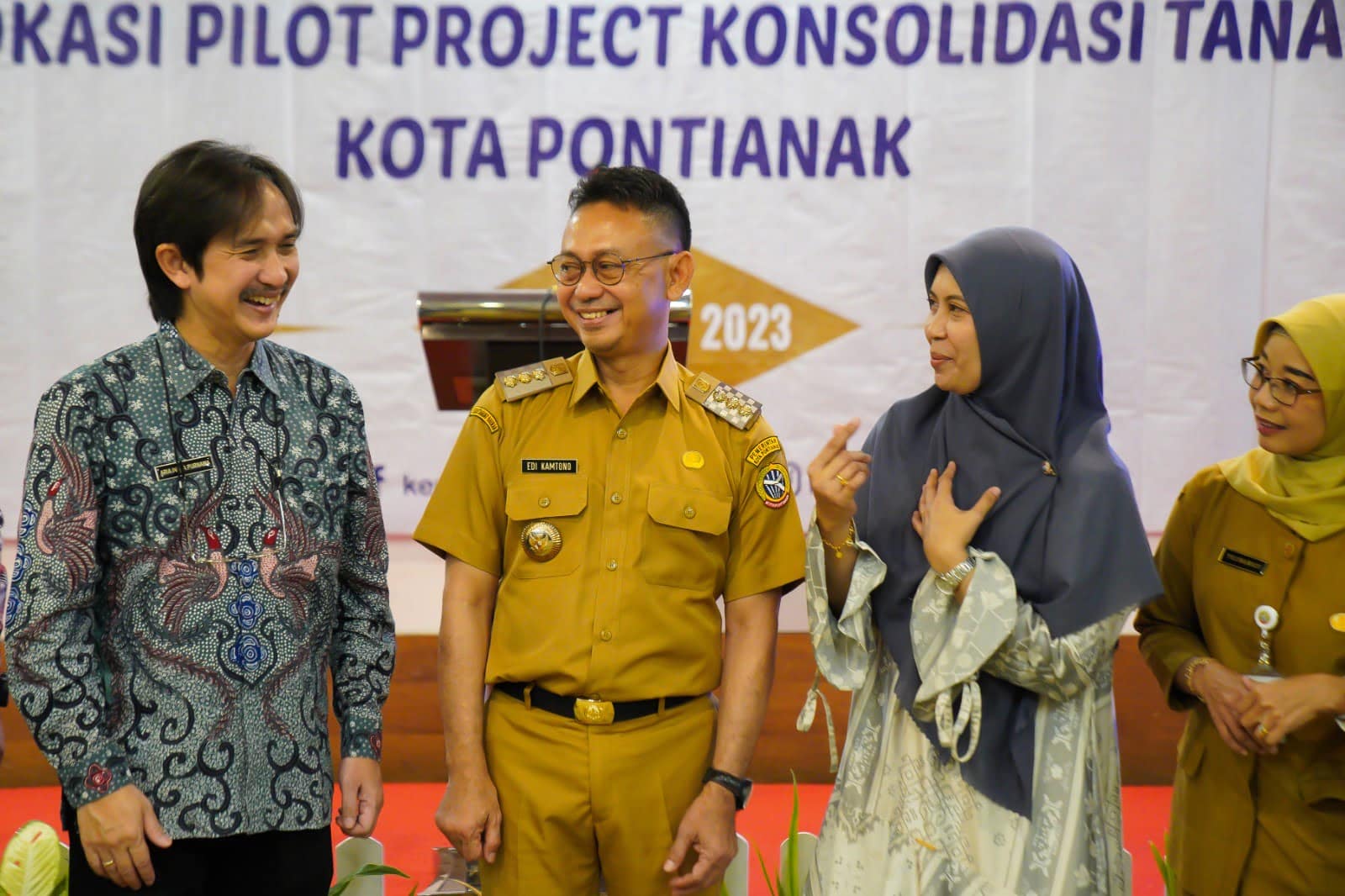 Wali Kota Pontianak, Edi Rusdi Kamtono berbincang dengan Direktur Konsolidasi Tanah dan Pengembangan Pertanahan Kemen ATR/BPN, Aria Indra Purnama. (Foto: Prokopim For KalbarOnline.com)