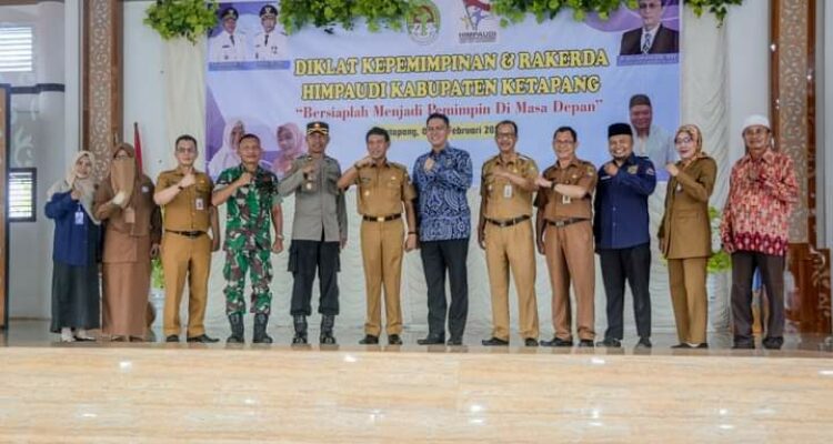 Foto bersama di sela-sela kegiatan Diklat Kepemimpinandan Rakerda Himpaudi Kabupaten Ketapang. (Foto: Adi LC)