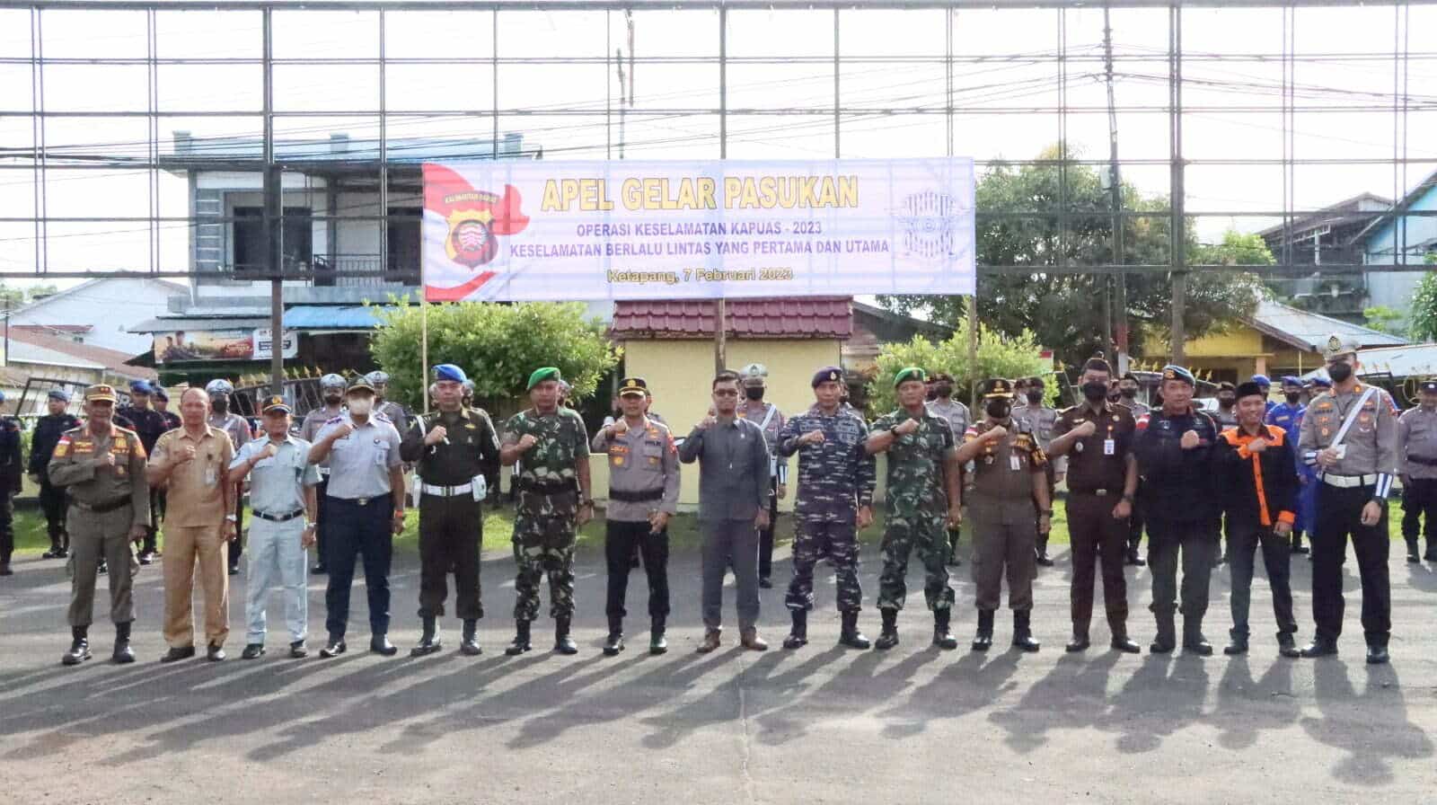 Foto bersama usai apel Gelar Pasukan Operasi Keselamatan Kapuas 2023 di lapangan Mapolres Ketapang, Selasa (07/02/2023). (Foto: Adi LC)