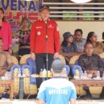 Bupati Kapuas Hulu, Fransiskus Diaan memberikan kata sambutan dalam acara pembukaan membuka Porseni Tingkat SD dan SMP se-Kecamatan Seberuang, Selasa (07/02/2023). (Foto: Ishaq)