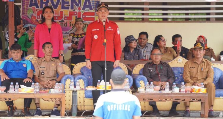 Bupati Kapuas Hulu, Fransiskus Diaan memberikan kata sambutan dalam acara pembukaan membuka Porseni Tingkat SD dan SMP se-Kecamatan Seberuang, Selasa (07/02/2023). (Foto: Ishaq)