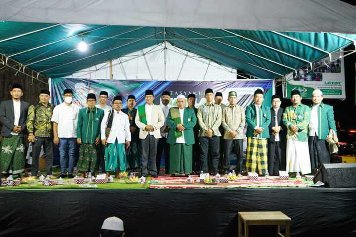 Wakil Bupati Ketapang, Farhan berfoto bersama dalam acara istighosah kebangsaan dalam rangka menyambut peringatan satu abad Nahdlatul Ulama. (Foto: Adi LC)