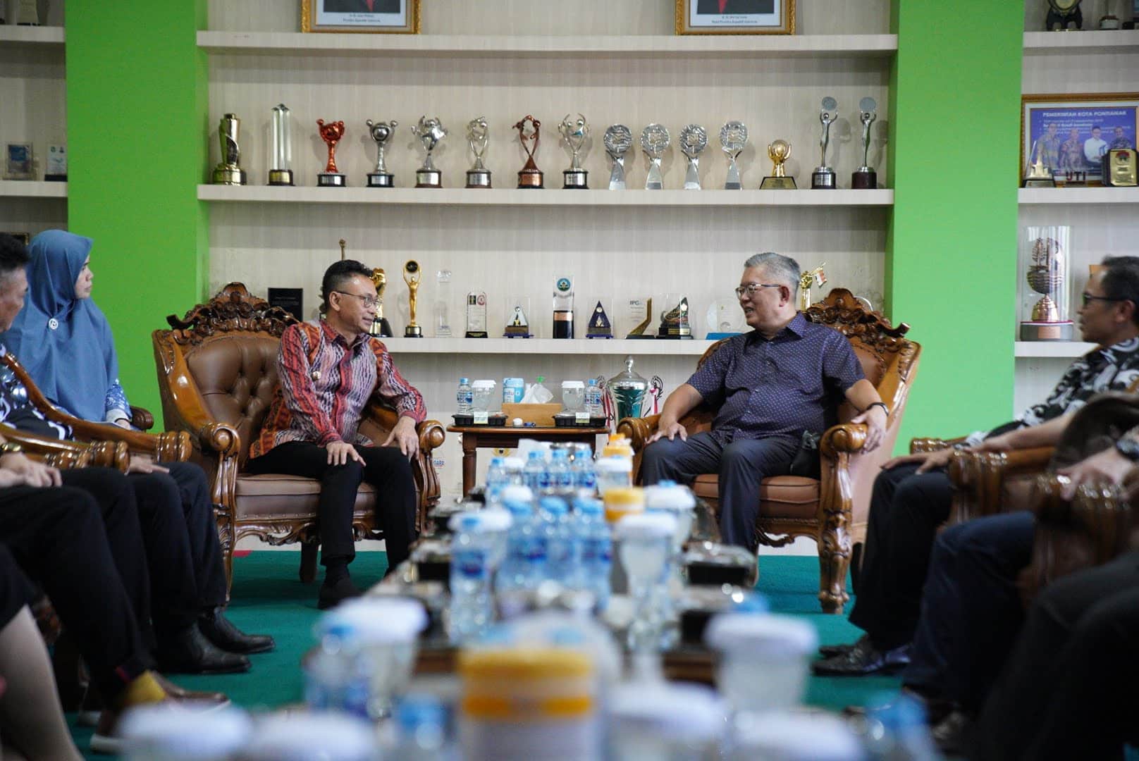 Wali Kota Pontianak, Edi Rusdi Kamtono berbincang dengan Mayor of Sibu Municipal Council, Sibu Sarawak,Clarence Ting. (Foto: Prokopim For KalbarOnline.com)