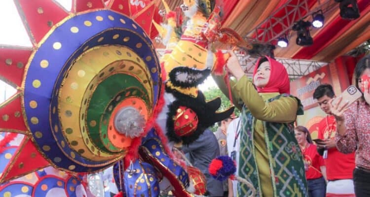 Kadisporapar Provinsi Kalbar, Windy Prihastari saat menghadiri acara seremoni ritual buka mata naga Festival Cap Go Meh di Kota Pontianak, Jumat (03/02/2023) lalu, di Klenteng Kwan Tie Bio. (Foto: Dokumen/Jauhari)