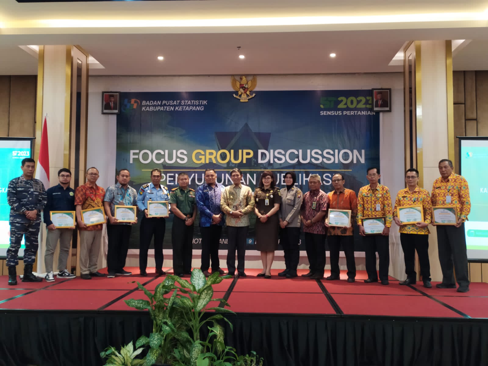 Wakil Bupati Ketapang, Farhan berfoto bersama perwakilan OPD, instansi vertikal, BUMD dan lainnya yang mendapat piagam penghargaan. (Foto: Adi LC)