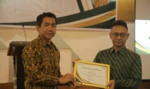 Wali Kota Pontianak, Edi Rusdi Kamtono menerima penghargaan dari BPS Kota Pontianak. (Foto: Kominfo/Prokopim For KalbarOnline.com)