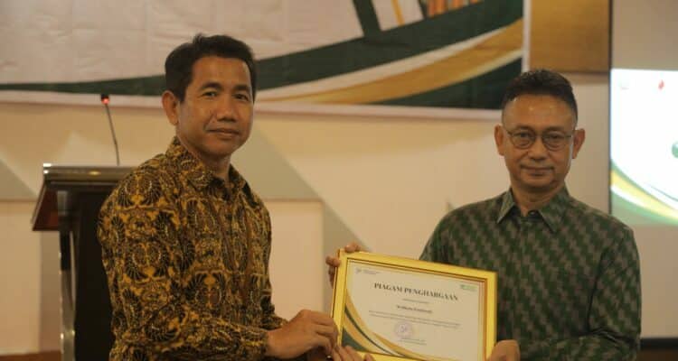 Wali Kota Pontianak, Edi Rusdi Kamtono menerima penghargaan dari BPS Kota Pontianak. (Foto: Kominfo/Prokopim For KalbarOnline.com)