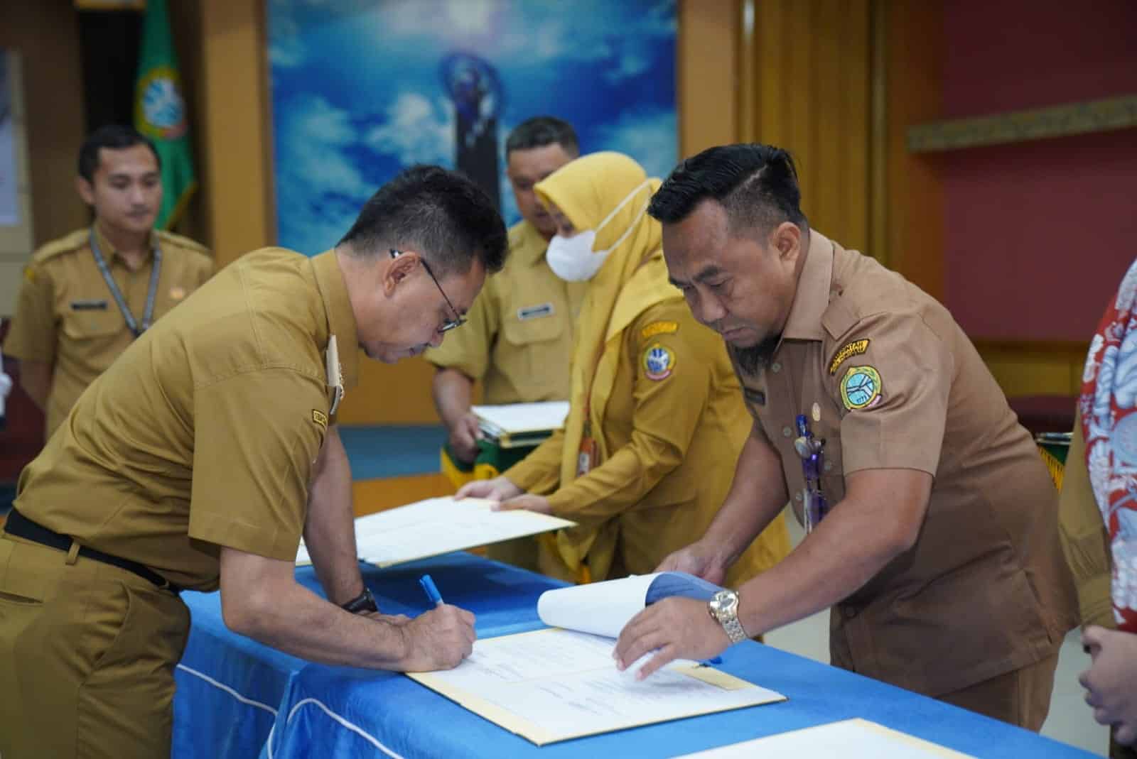 Wali Kota Pontianak, Edi Rusdi Kamtono menandatangani berita acara perjanjian kinerja. (Foto: Prokopim/Kominfo For KalbarOnline.com)