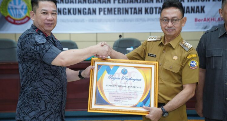 Kepala BNN Provinsi Kalbar, Brigjen Pol Budi Wibowo menyerahkan piagam penghargaan kepada Wali Kota Pontianak, Edi Rusdi Kamtono. (Prokopim For KalbarOnline.com)