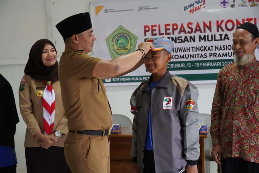 Wabup Kapuas Hulu, Wahyudi Hidayat melepas kontingen SDIT Insan Mulia Putussibau untuk mengikuti Kemnas Satuan Komunitas Pramuka SIT, Senin (13/02/2023). (Foto: Ishaq)