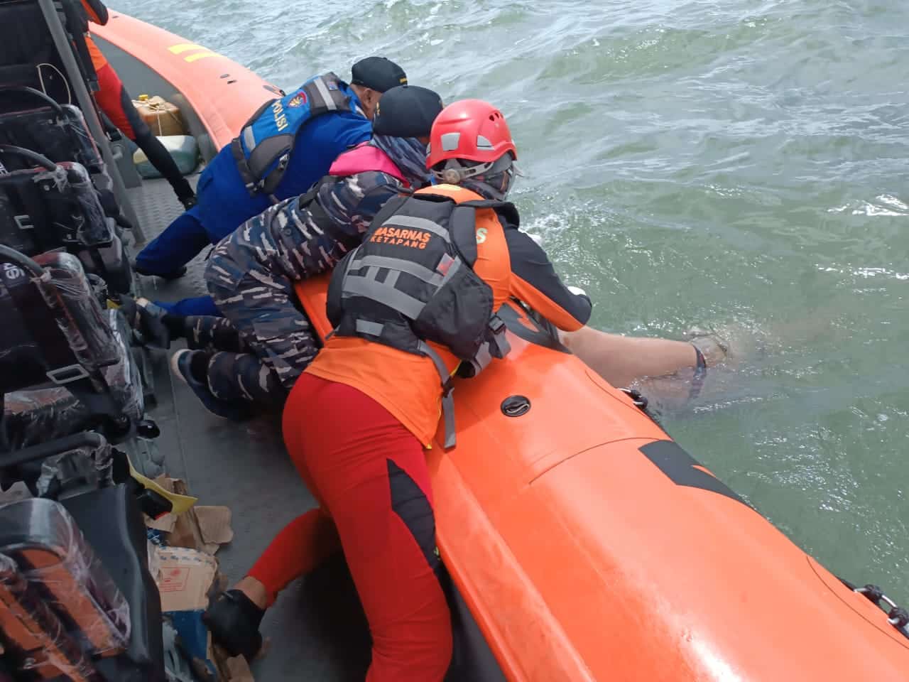 Proses evakuasi terhadap satu kru kapal TB Sinar Pawan 1 yang tenggelam di muara Sungai Kendawangan. (Foto: Jauhari)
