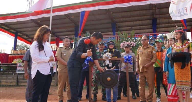 Bupati Kapuas Hulu, Fransiskus Diaan membuka acara porseni tingkat SD dan SMP se-Kecamatan Semitau. (Foto: Ishaq)