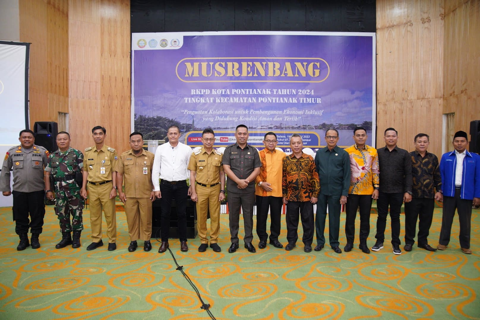 Foto bersama usai membuka Musrenbang Kecamatan Pontianak Timur 2024. (Foto: Kominfo/Prokopim For KalbarOnline.com)