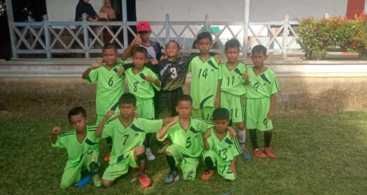 Tim sepakbola SDN 02 Putussibau yang bungkam SDS Karya Budi Putussibau dengan skor 4 - 1. (Foto Ishaq/KalbarOnline.com)