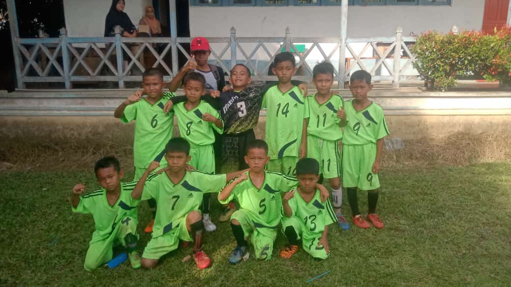 Tim sepakbola SDN 02 Putussibau yang bungkam SDS Karya Budi Putussibau dengan skor 4 - 1. (Foto Ishaq/KalbarOnline.com)