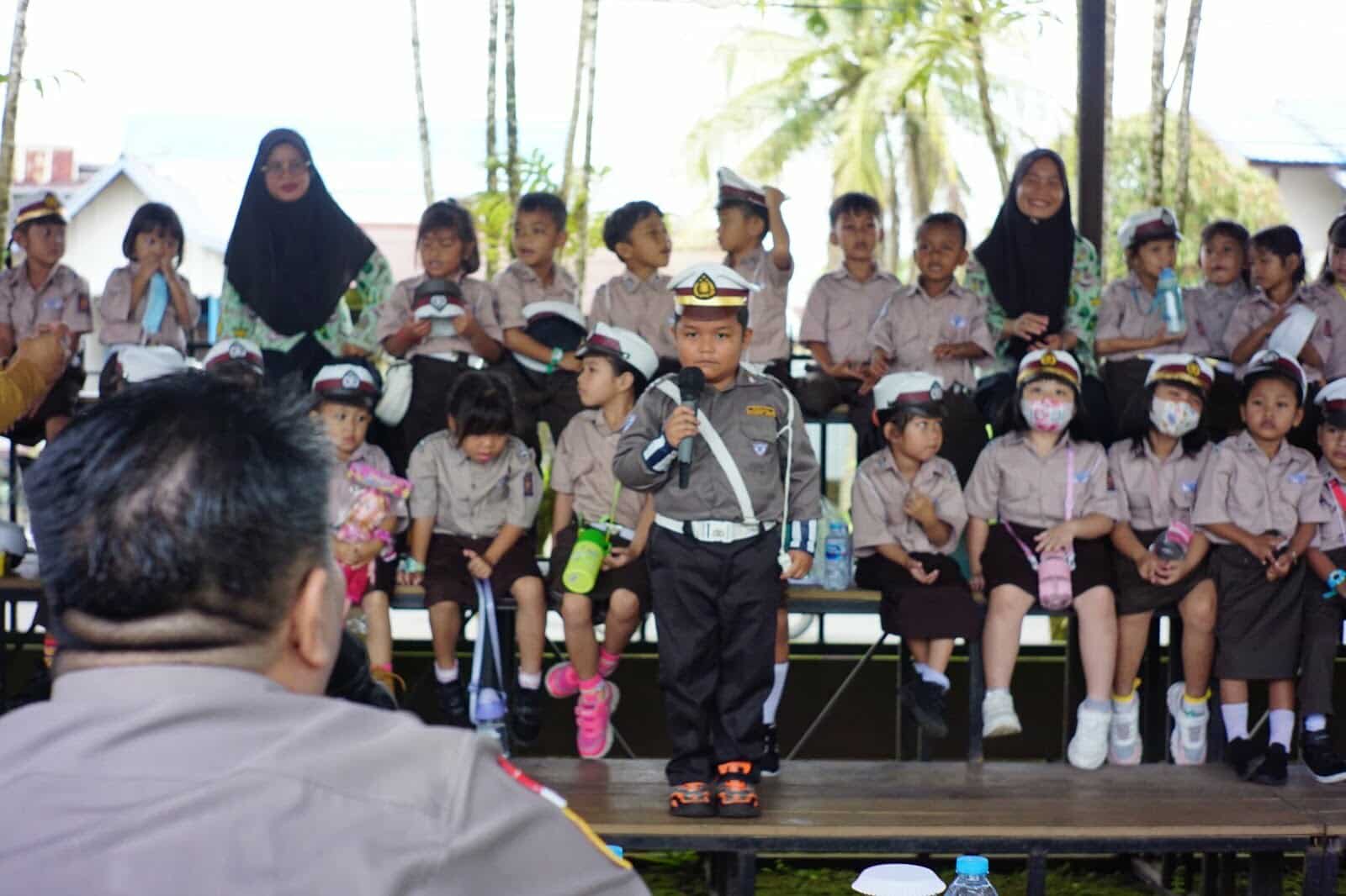 Salah satu murid TK Kemala Bhayangkari 09 Putussibau menjawab pertanyaan dari Kapolres dan Ketua Bhayangkari Kapuas Hulu. (Foto: Ishaq)