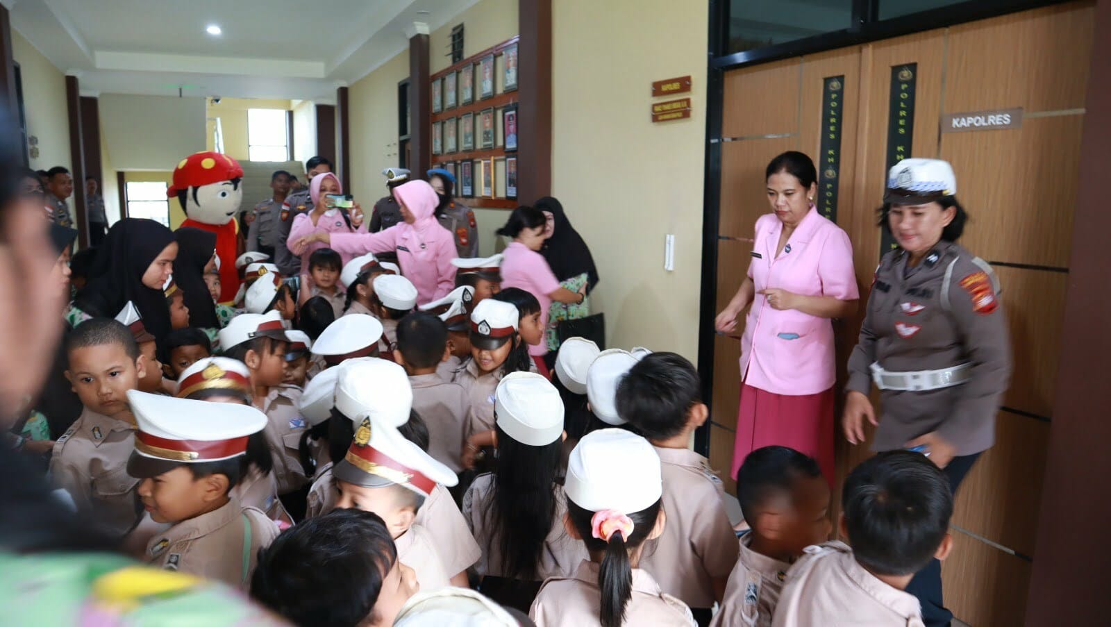 Para guru dan murid dari TK Kemala Bhayangkari 09 Putussibau berkunjung ke Mapolres Kapuas Hulu, Rabu (15/2/2023). (Foto: Ishaq)