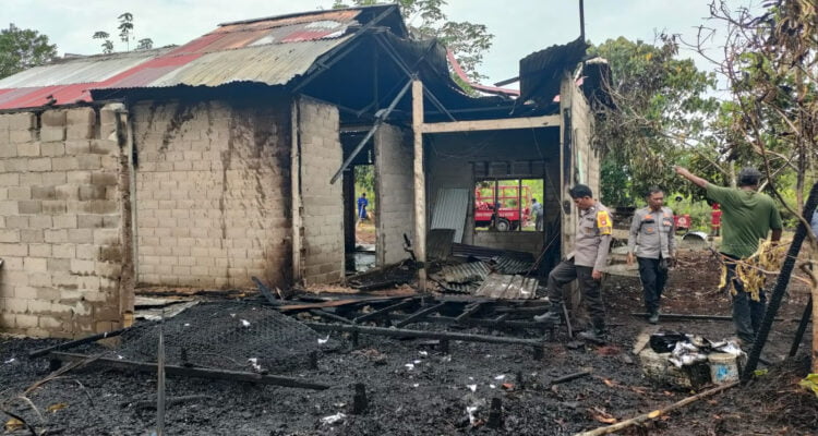 Kondisi rumah semi permanen di Dusun Parit Seribu pasca terbakar. (Foto: Jauhari)
