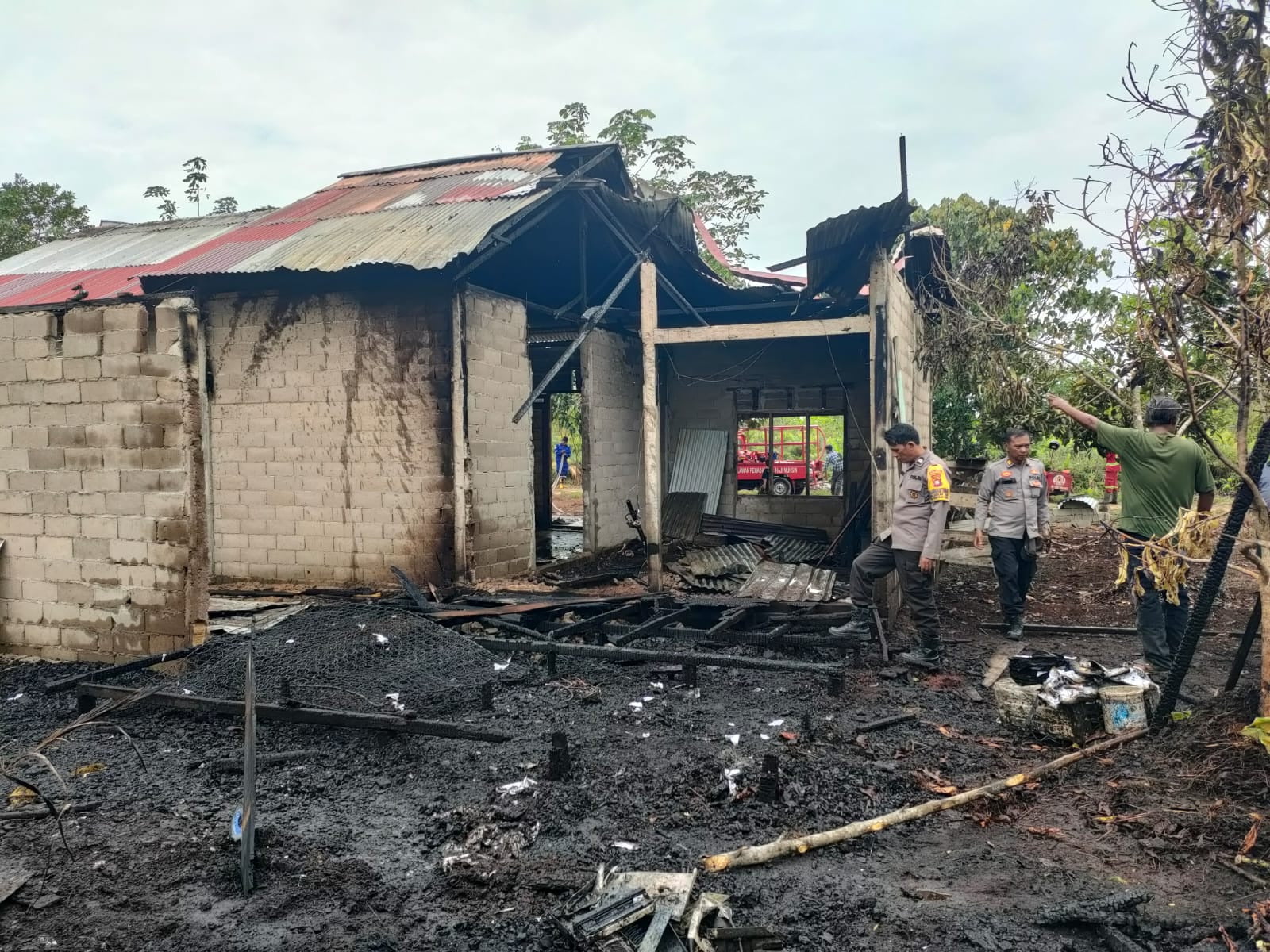 Kondisi rumah semi permanen di Dusun Parit Seribu pasca terbakar. (Foto: Jauhari)