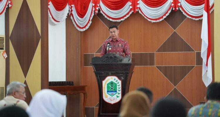 Bupati Kapuas Hulu, Fransiskus Diaan memberikan sambutan pada acara Forum Konsultasi Rancangan Awal RKPD tahun 2024, Kamis (16/02/2023). (Foto: Ishaq)